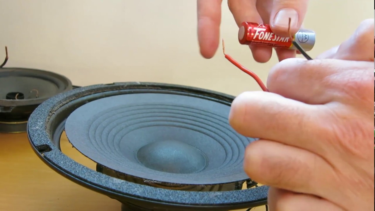 CÓMO IDENTIFICAR LA POLARIDAD DE UN ALTAVOZ CON UNA PILA. DETECCIÓN DE LOS POLOS POSITIVO Y NEGATIVO