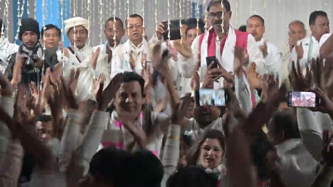 গুৰুজনাই শেষৰ দিনা ভকতৰ লগত শিবিৰত একে লগে একনাম কীৰ্তন কৰিলে ।।