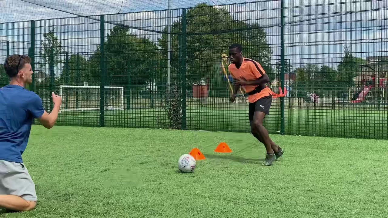 Change of direction & passing session for football with Dennis Gyamfi