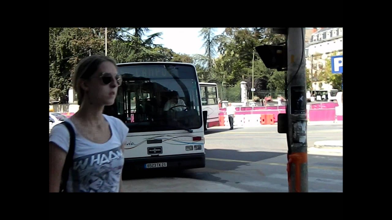 Van Hool AG700 n°721 bloqué devant un lampadaire Place Darcy (marche arr oblige !)