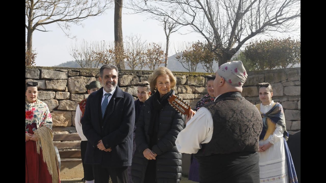 Javier Badules y la Rondalla Fragatina cantan a la Reina doña Sofía