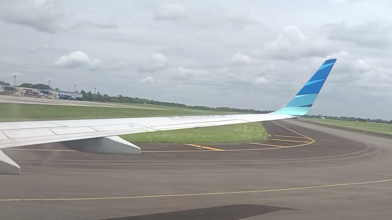 MENDARAT DI BANDARA TERAPUNG! ✈️ Landing Cantik Garuda Indonesia di Semarang 🌅