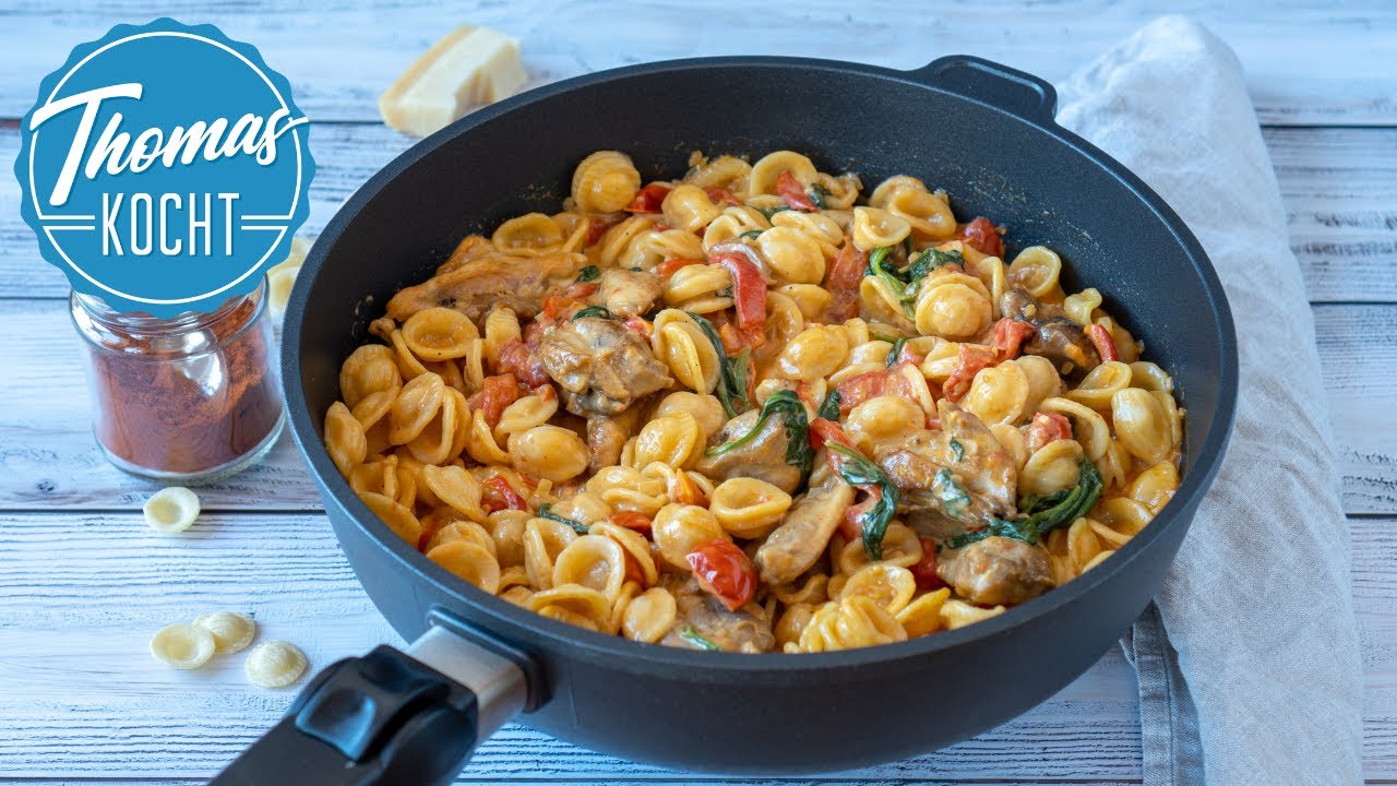 Nudeln mit Hähnchen in Paprika-Sahnesauce