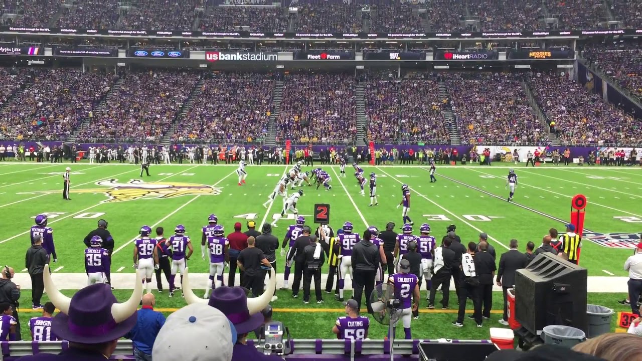 Carson Wentz Escapes An Everson Griffen Sack - Minnesota Vikings Chat