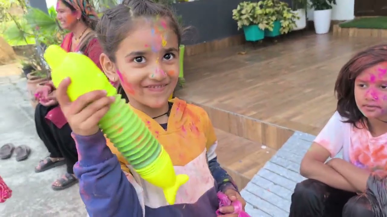 होली में सबसे की मस्ती खुब उडाये रंग🎨 🥰