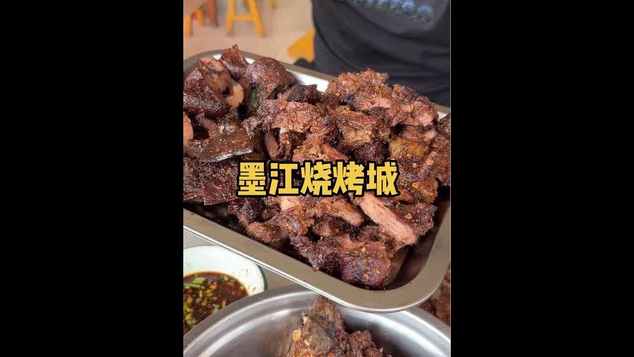 带大家感受一下墨江双龙烧烤城 新鲜的食材现称现烤 简单的调料原始的味道 猪肉太香了 关键是糯#人间烟火 #火锅车手 #寻味烟火气