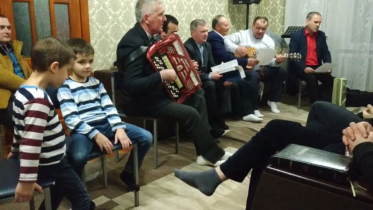 Нависли скалы слева, зияет пропасть справа.