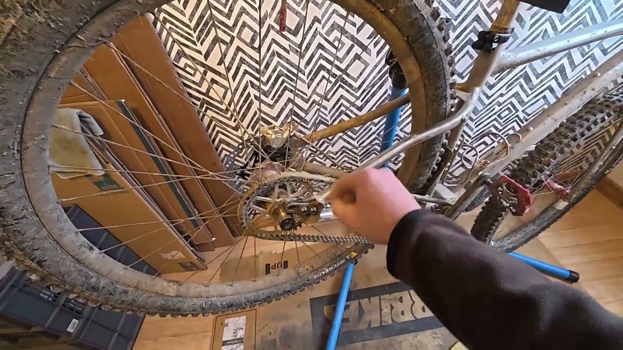 Monter une roue sur un vélo à courroie et boite de vitesses