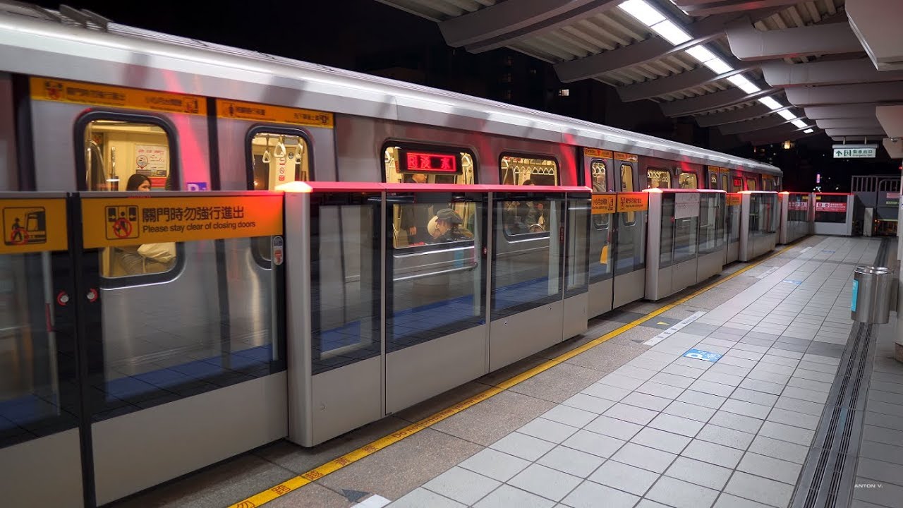 Taiwan, Taipei, MRT night ride from Zhishan to Shipai