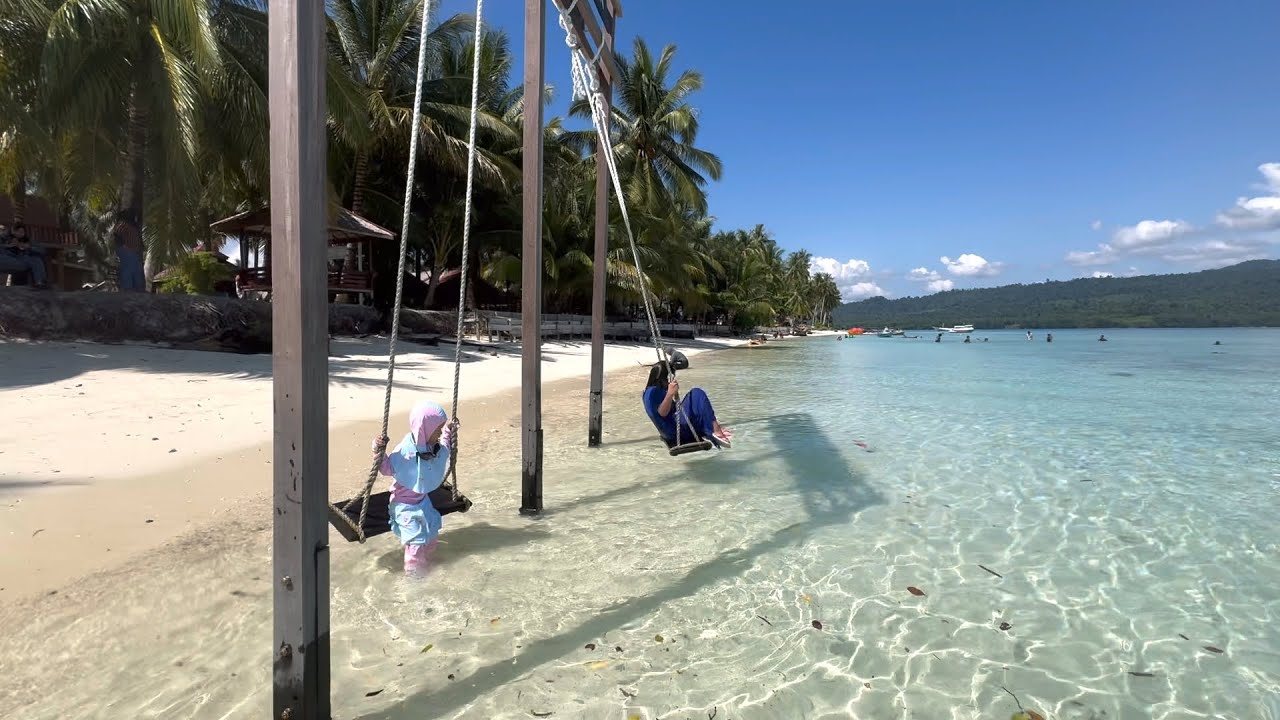 Pulau KANIUNGAN BESAR, airnya JERNIH BANGETT😍 puas berenang, menyelam, dan bermain pasir.