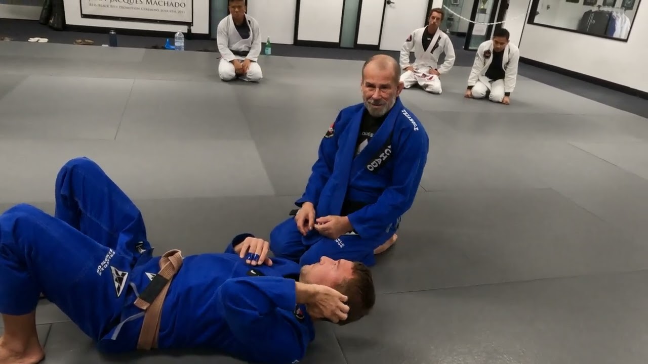 Lapel clock choke from side control