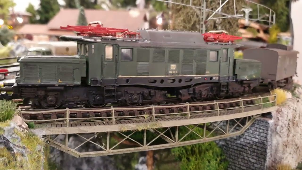 Märklin 37228 BR 194 deutsches Krokodil unterwegs mit Güterzug (BR 194 111-1 Extendend Version)