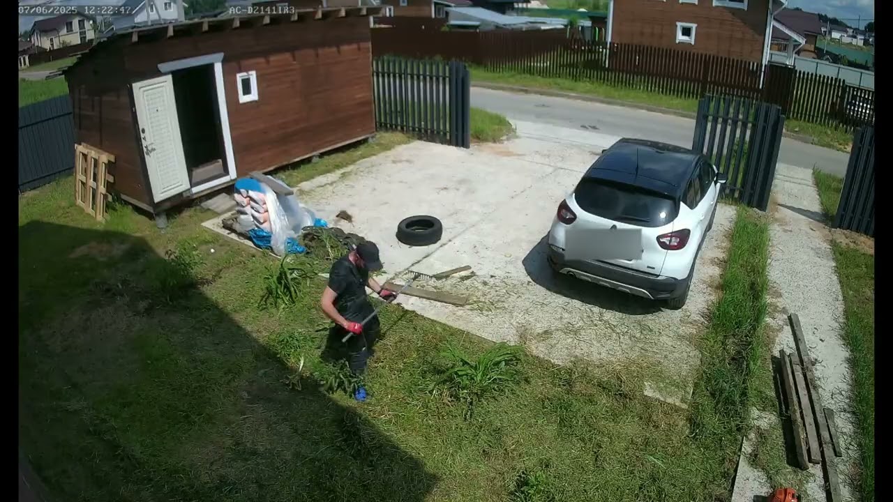 Прополка клумбы timelapse: Превращение хаоса в порядок у дома