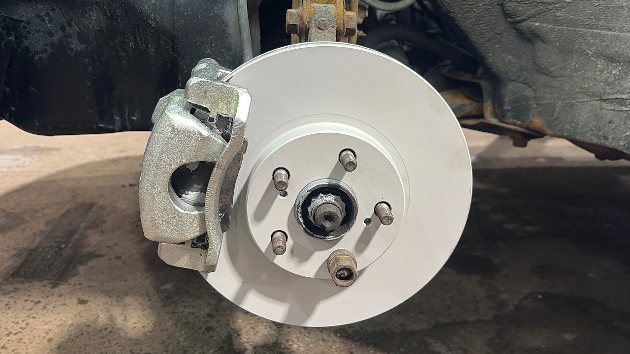 Замена передних тормозных дисков, колодок и суппортов для Pontiac Vibe и Toyota Matrix 2003-2008 ...