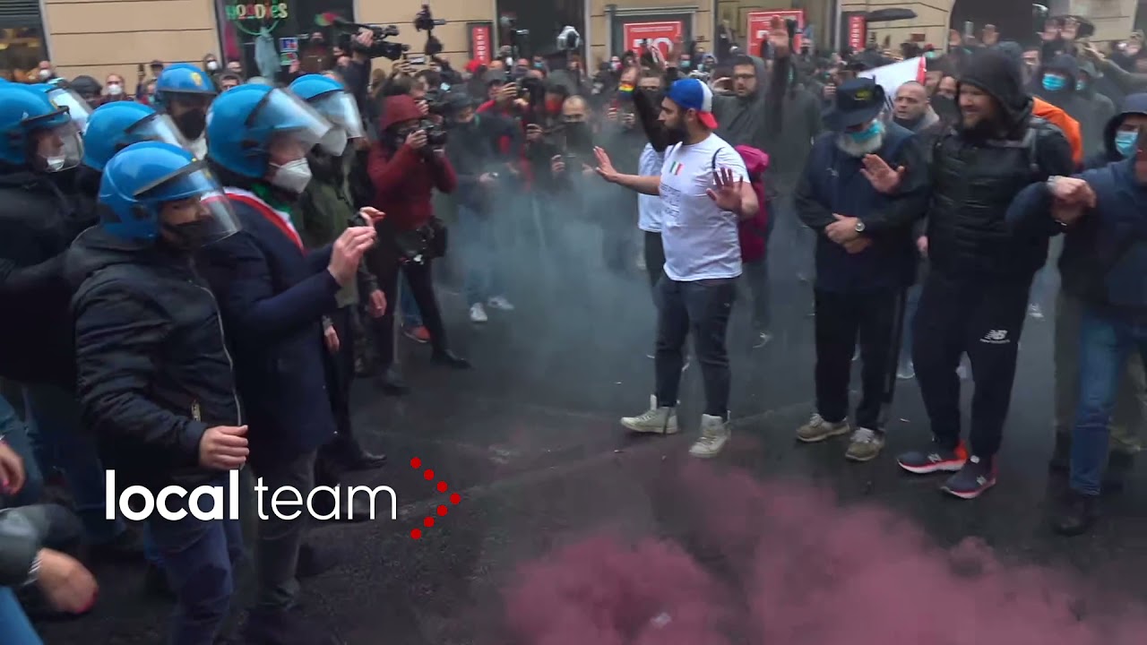 Manifestazione Io Apro 12 aprile, incidenti con la polizia: bombe carta