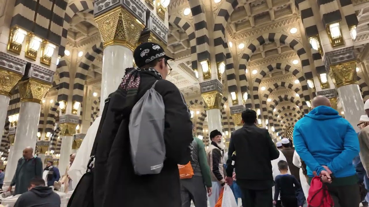 Suasana setelah shalat di masjid Nabawi madinah