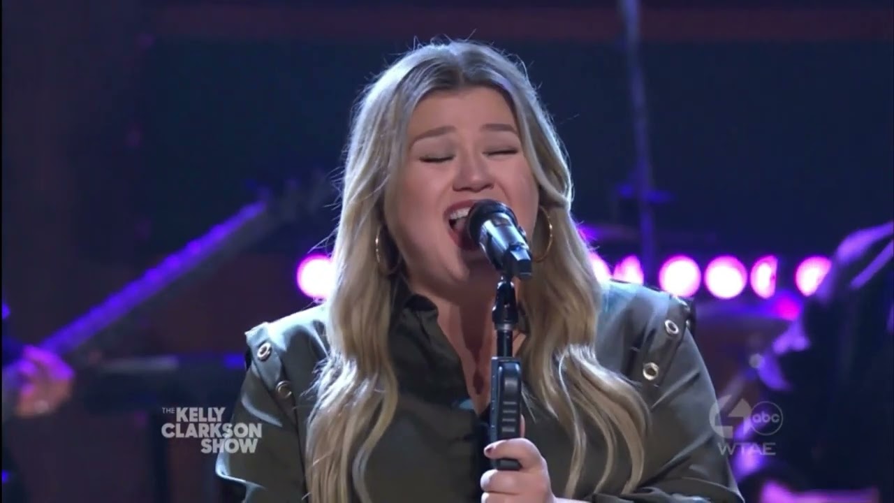 Kelly Clarkson Sings 