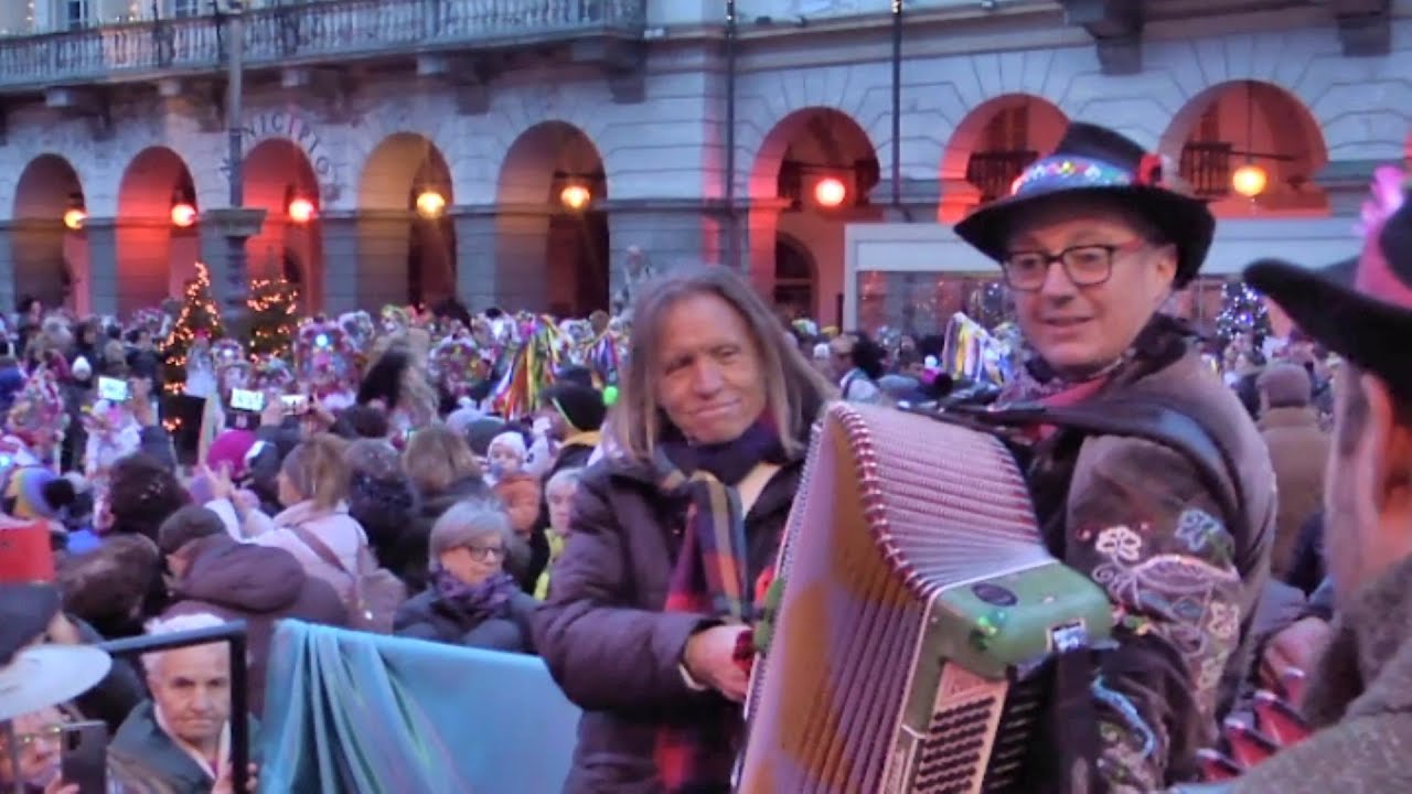Carnavals de Montagne a Aosta vie del centro. 7 Gennaio 2024.