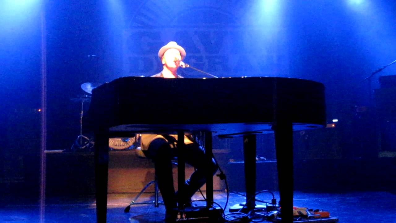 Gavin DeGraw singing 
