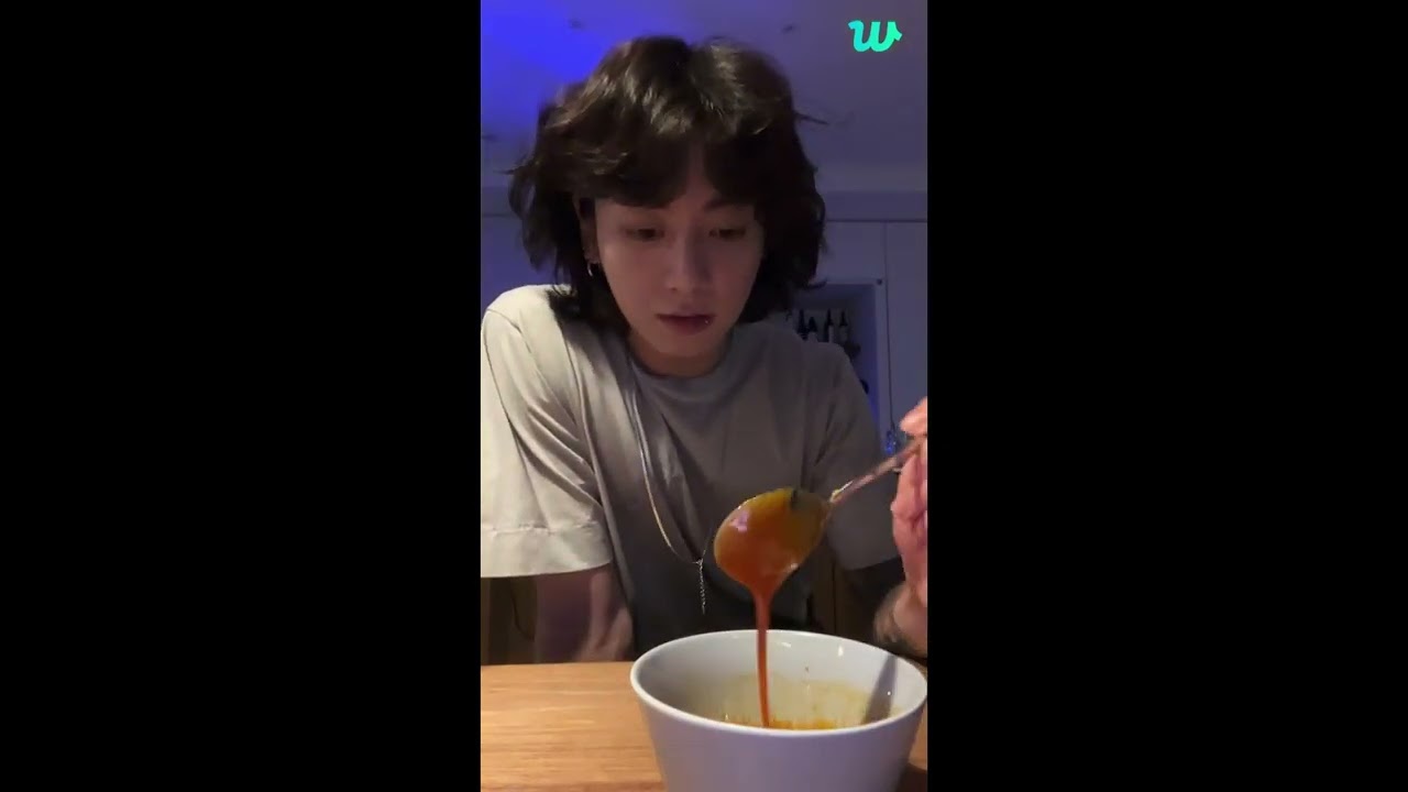 jungkook cooking in his live!