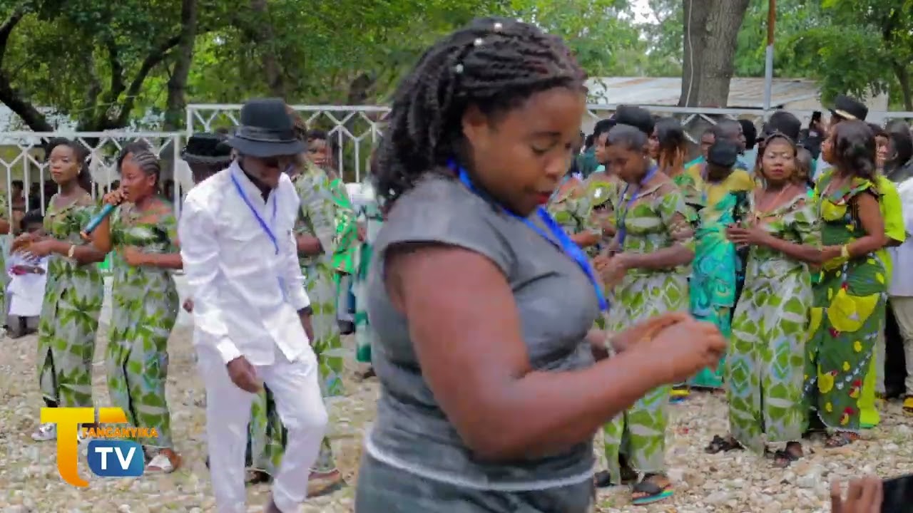 TAZAMA WAUMINI WA KANISA LA TATU MALIKIA WA UBEMBE WANAVYO CHEZA KWA SHANGWE MAKAO MAKUU YAO