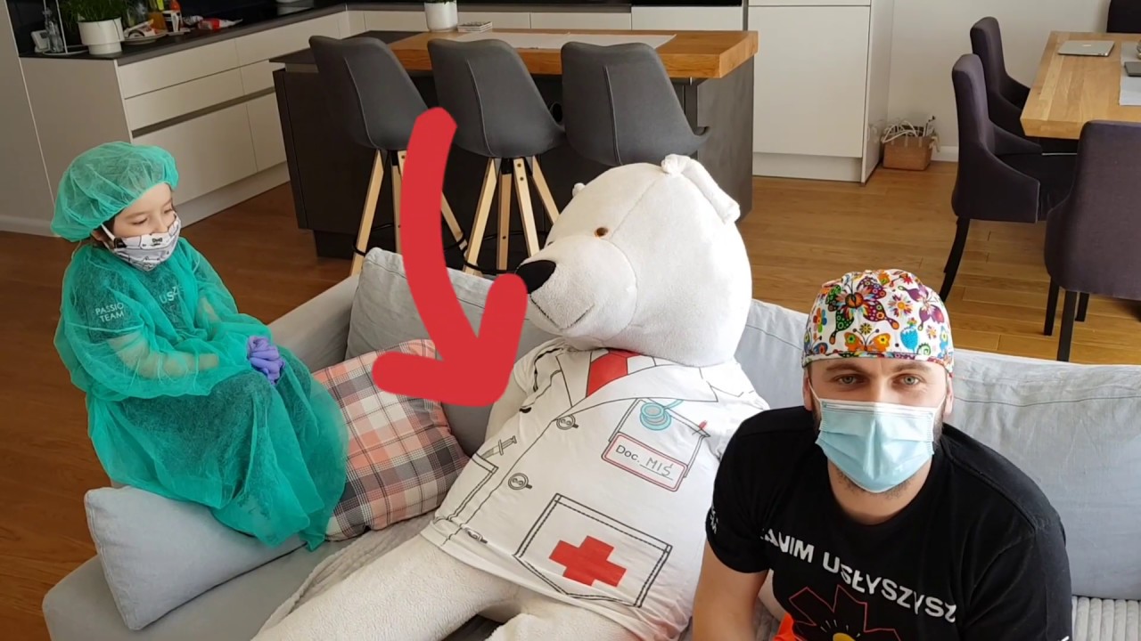 4 - letni Doktor Jaś prowadzi resuscytację Misia zakażonego COVID-19