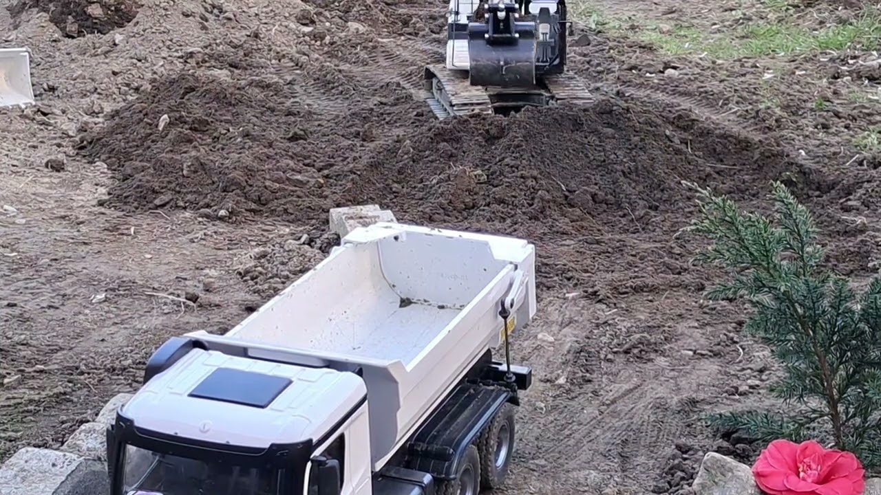 Livellatura terreno con excavator Rc Ep 5