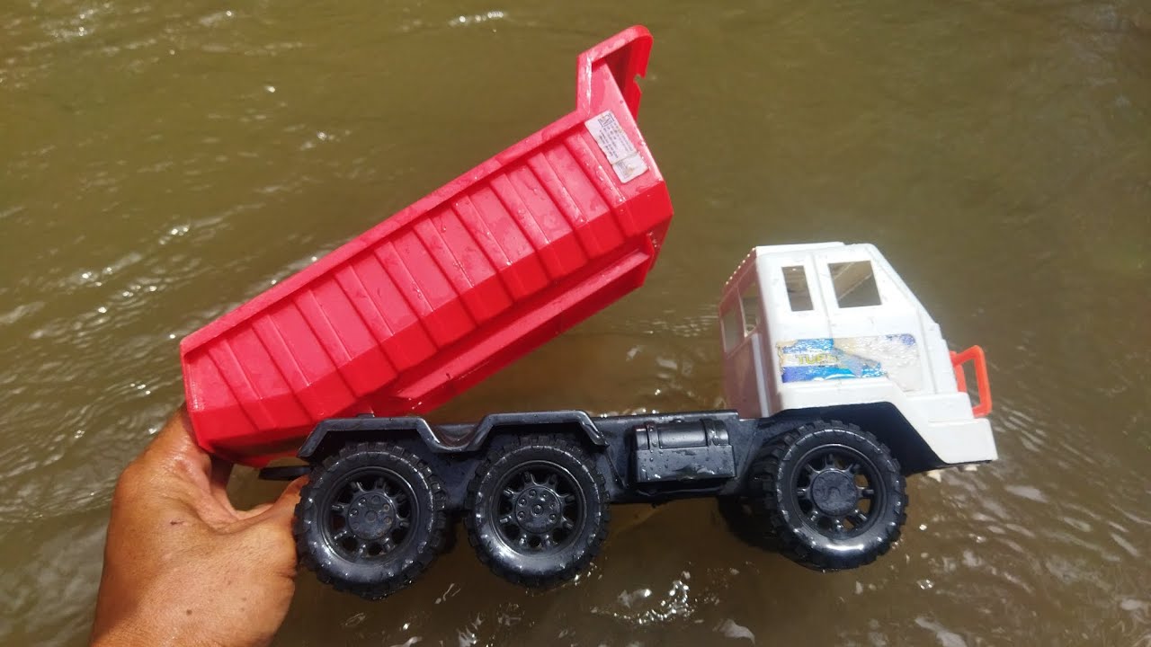 menemukan mainan mobil mobilan hanyut di sungai, mobil dam truk,mobil exavator,mobil truk sampah dll