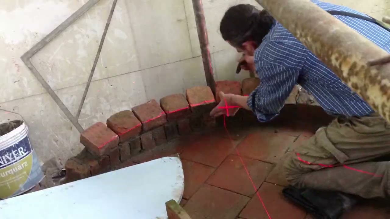 Costruire la cupola di un forno a legna video 4