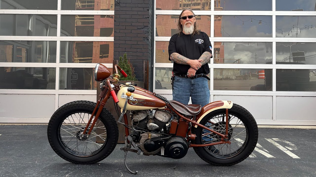 Дэн и его Harley-Davidson WLA 1942 года выпуска.