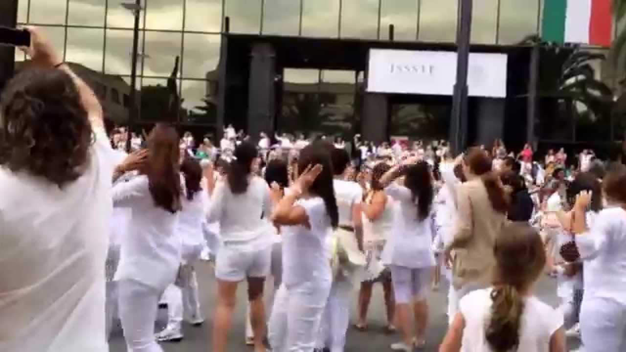 Mexico city's Jewish Community dances for peace in the streets of the capital