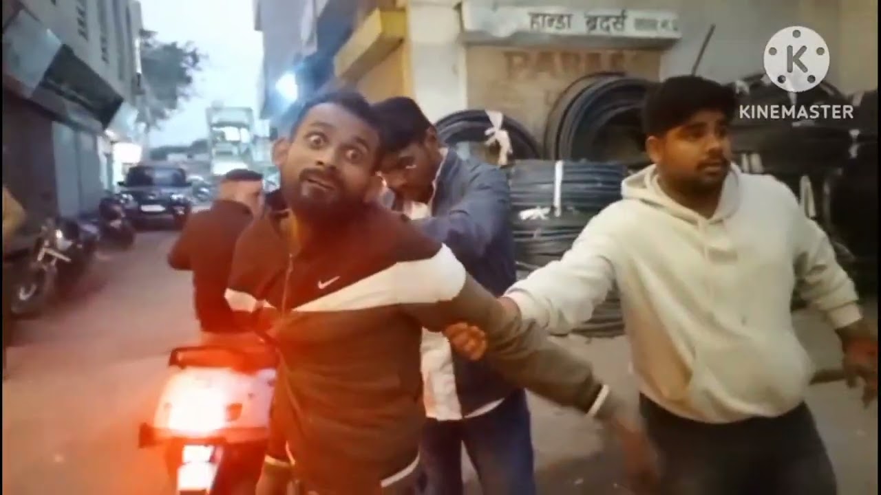 *सर्किट हाउस से तांडव करता निकला ई-रिक्शा, 5 लोगों को मारी टक्कर, लाइव वीडियो वायरल*