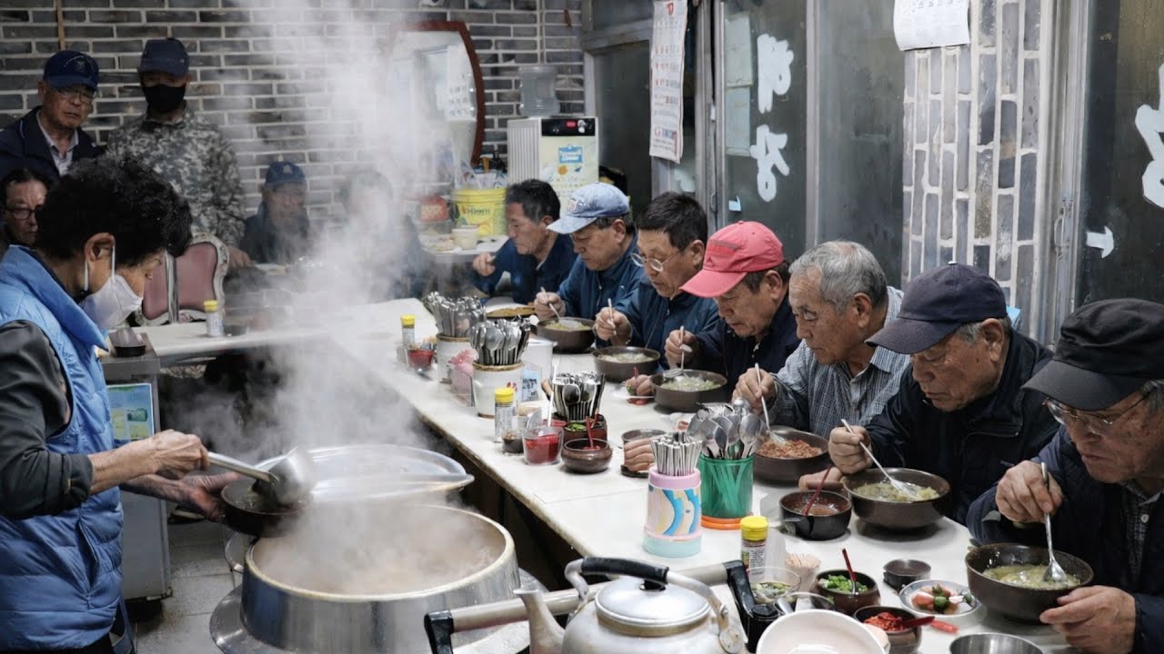 새벽 4시반에 만석차는 3,000원 국밥집?! 세상에 이런곳 또 없습니다!! Korean street food