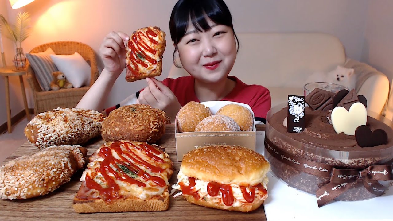 초콜릿 케이크 샐러드빵 콘치즈볼 피자빵 김치고로케 교촌 레드고로케 빵먹방 Chocolate Cake Croquette Cheese balls Mukbang Eatingsound
