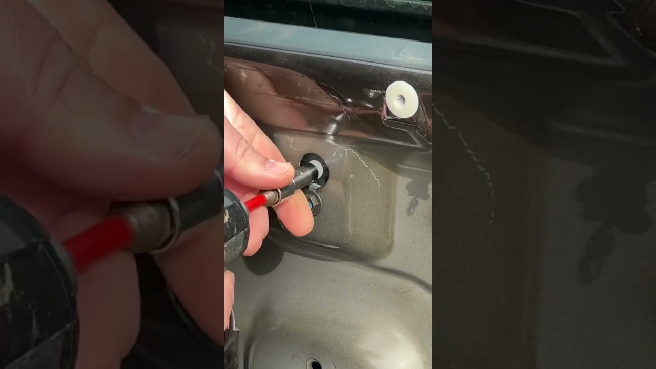 Как закрепить окно автомобиля с помощью шурупа. #jeepliberty #carwindow
