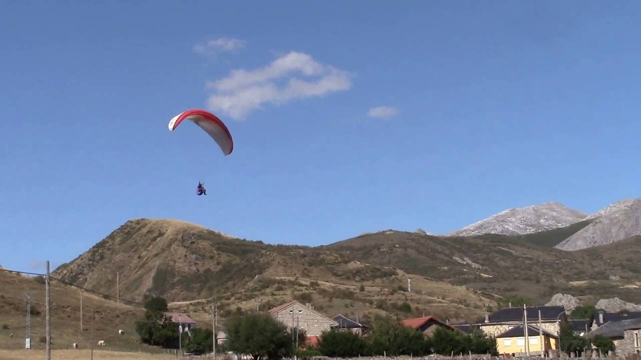 VOLANDO EN PARAPENTE EN PEÑA UBIÑA (LEON).