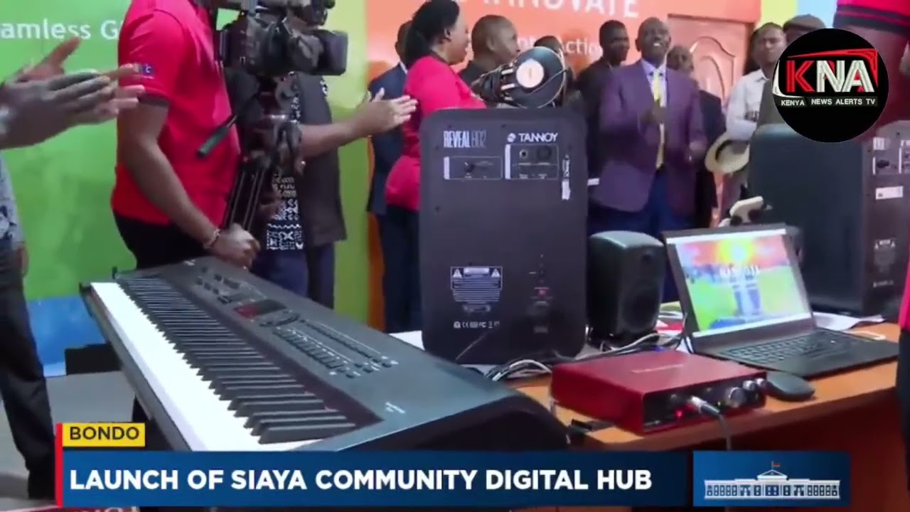 INCREDIBLE! RUTO LEFT IN SHOCK AS A YOUNG MAN SHOWCASE HIS TALENT BY SINGING IN A FREE STYLE. SIAYA
