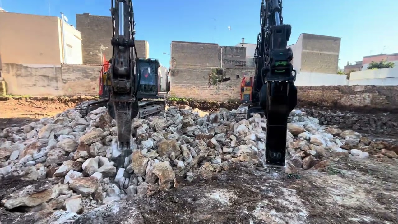 Escavatore Volvo EC 200 con Demoltech DTB 160 e Volvo EC 230 con DTB 190