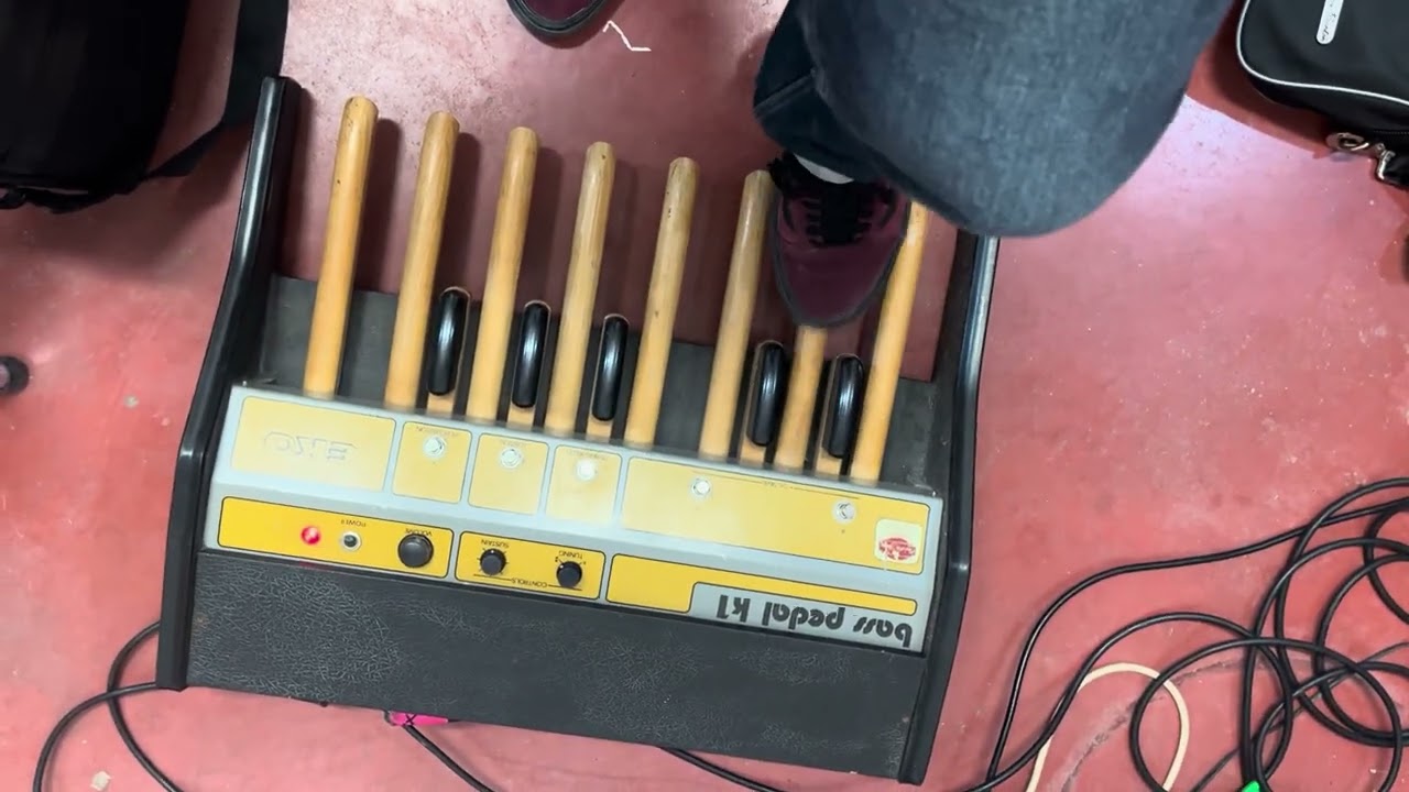 Testing My EKO K1 bass pedal. 