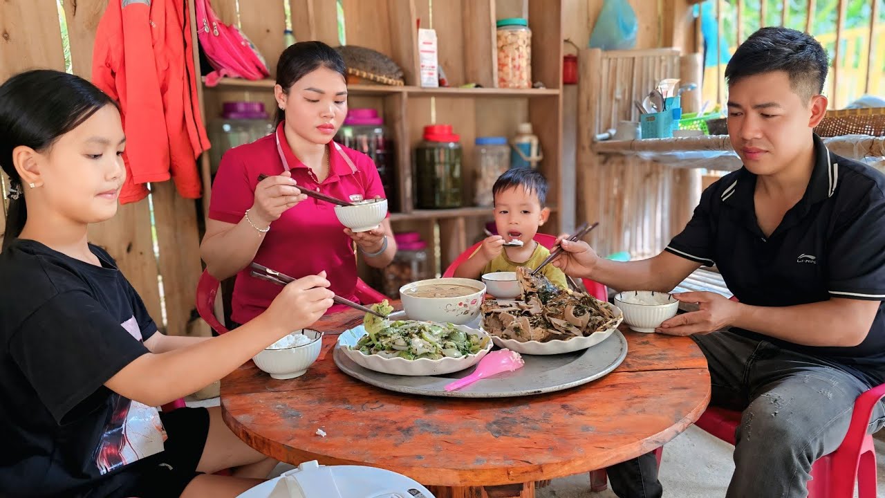 How to weave bamboo door panels - family cook lunch together | Hà Tòn Chài