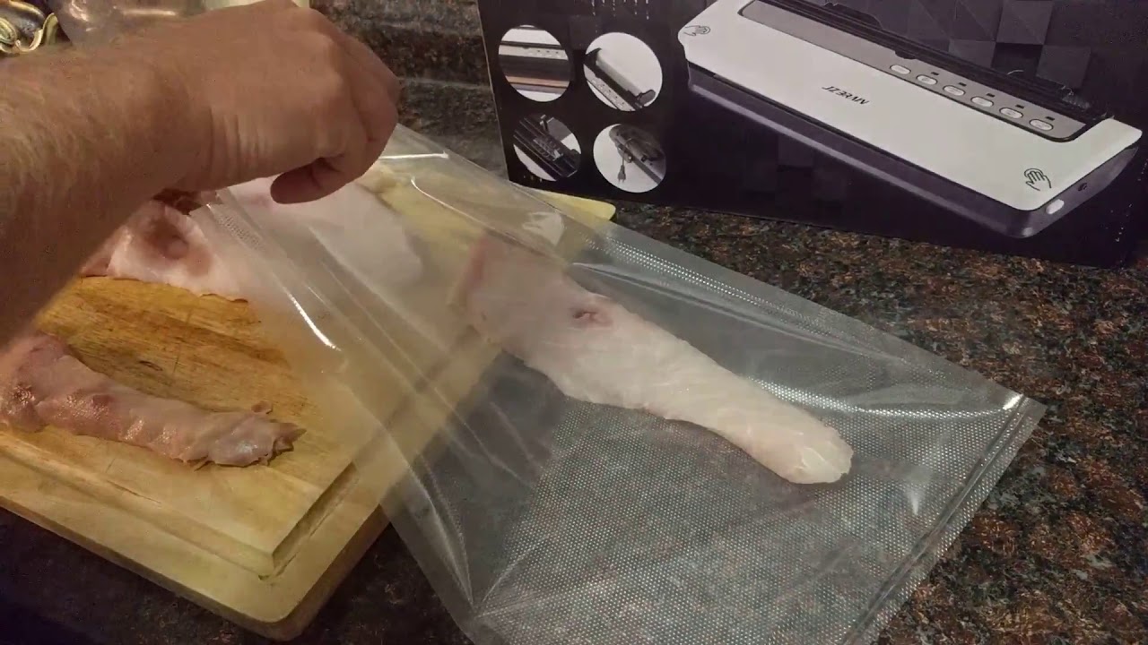 Demonstrating the Jzbrain V63 Vacuum sealer
