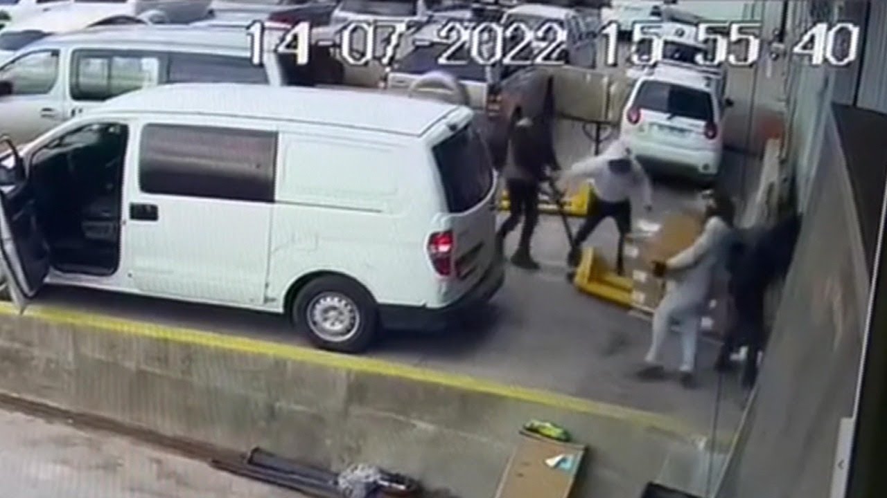 Delincuentes roban 150 millones de pesos en 4 minutos en asalto a bodega