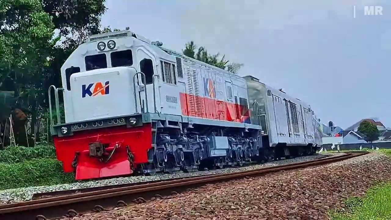 KERETA API PANJANG‼️ HUNTING 33 KERETA API NGEBUT DI PERLINTASAN MENIKUNG