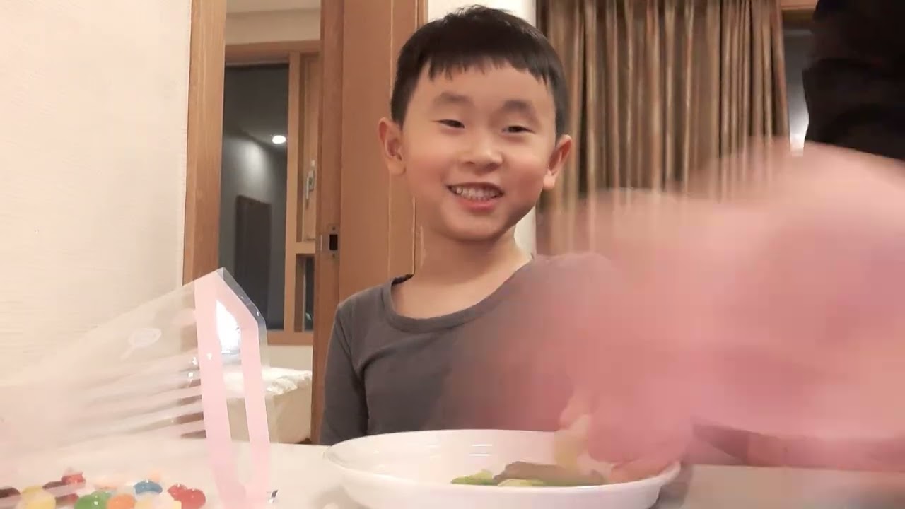 저 젓가락질 포기했어요.