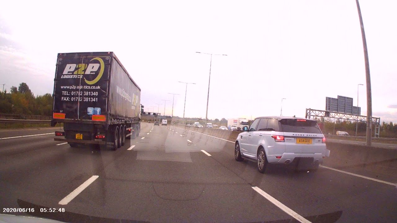 Range Rover - Tyre exploding on motorway at 70 mph M1