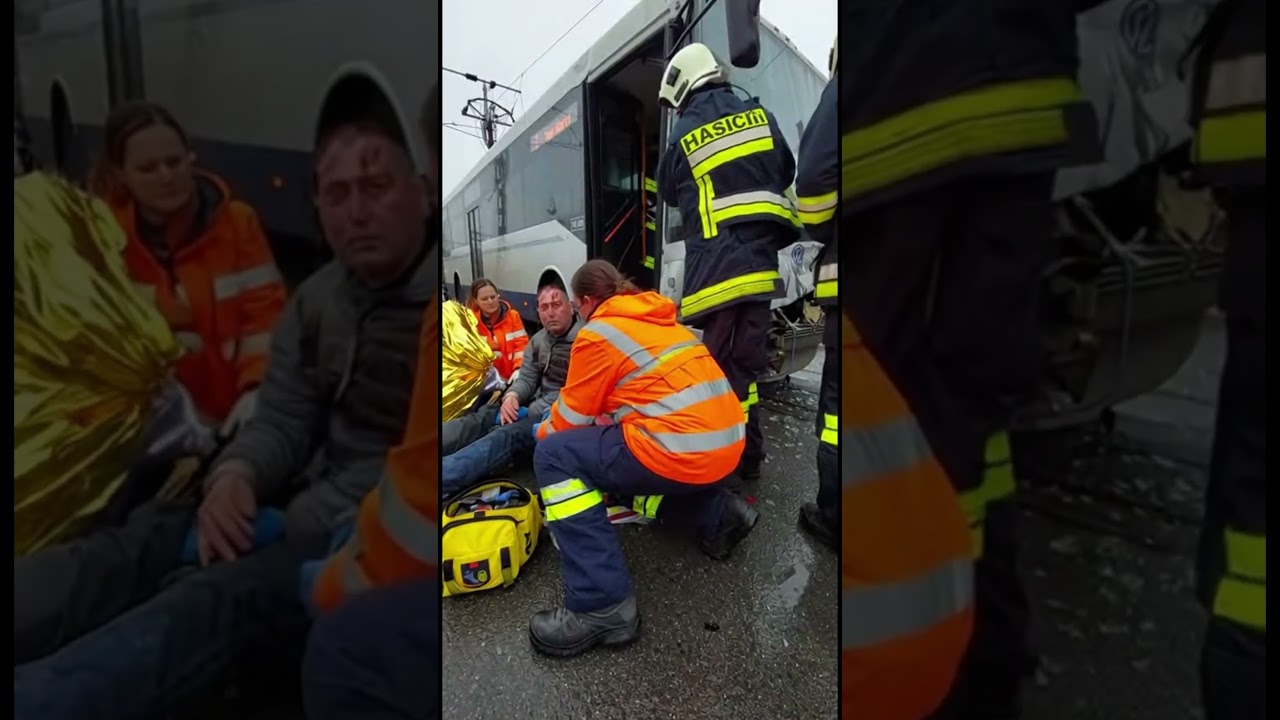 In Tschechien kollidierte ein Reisebus an einem Bahn&uuml;bergang mit einem Zug