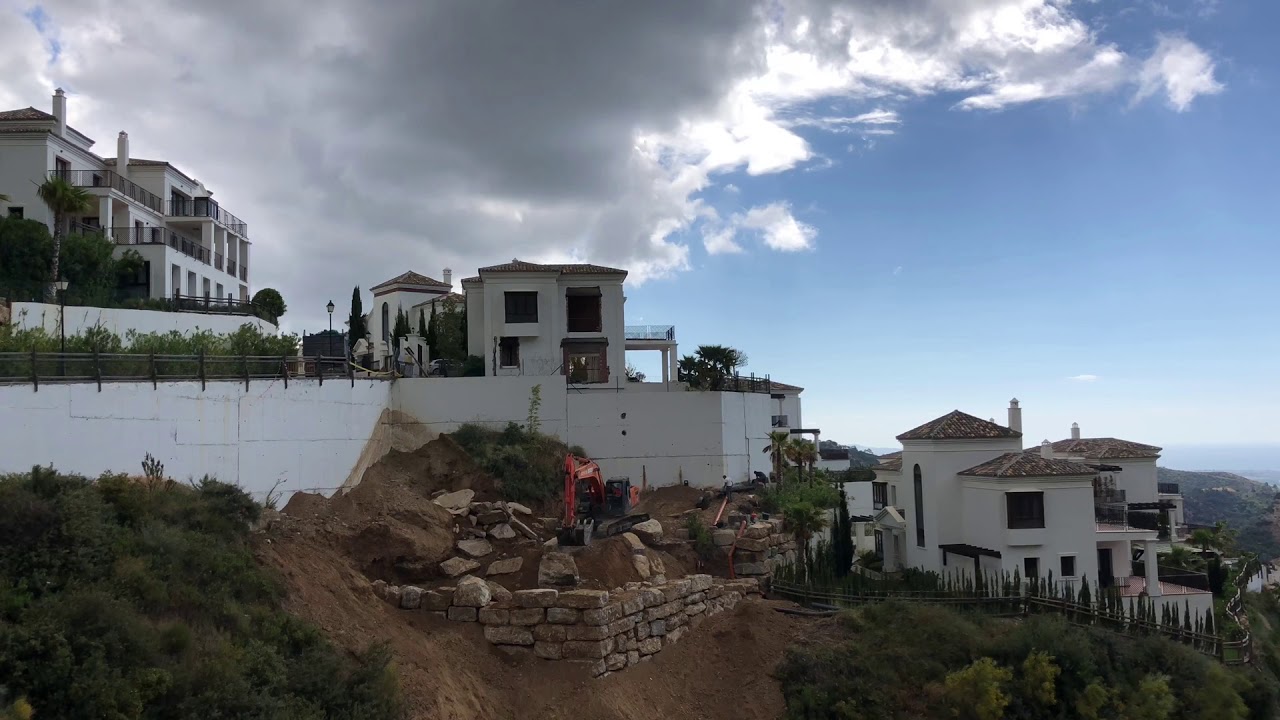Construcción muro de piedras de Escolleras tipo tacos en Malaga , Benahavís