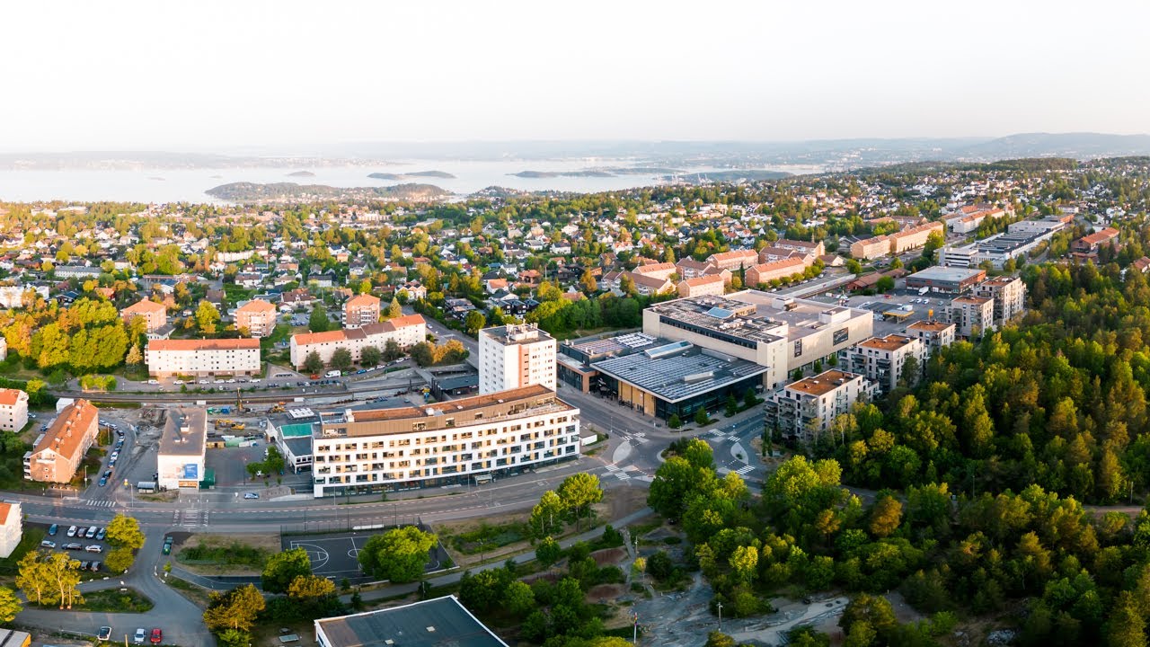 4K Lambertseter Drone | Senteret, Lambertseter G&aring;rd, Drone, Kunstgress, tidlig morgen | Juni 2023
