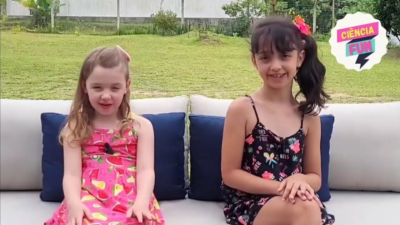 Desenhando e decorando com folhas de árvore.