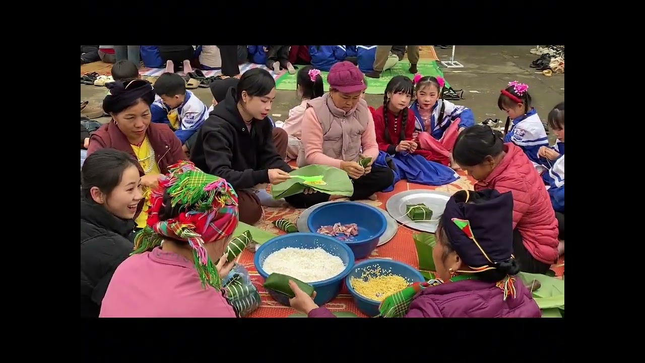Trường Tiểu học Vĩ thượng tổ chức gói bánh chưng trải nghiệm cho các em học sinh.